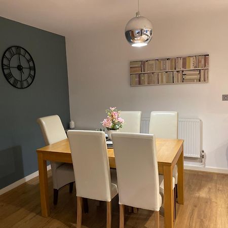 2 Bed, 2 Bath Apartment In Guildford Town Centre With Parking! Luaran gambar