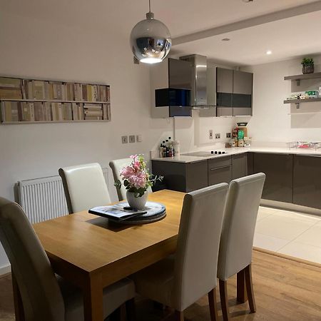 2 Bed, 2 Bath Apartment In Guildford Town Centre With Parking! Luaran gambar