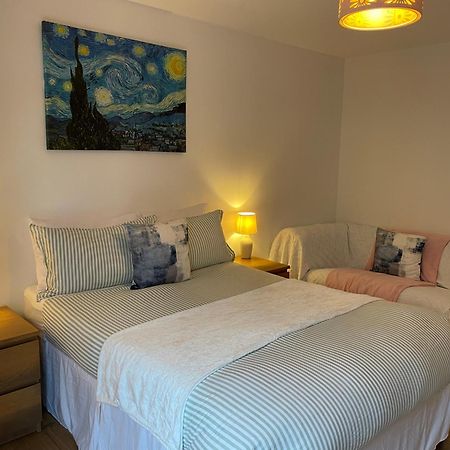 2 Bed, 2 Bath Apartment In Guildford Town Centre With Parking! Luaran gambar