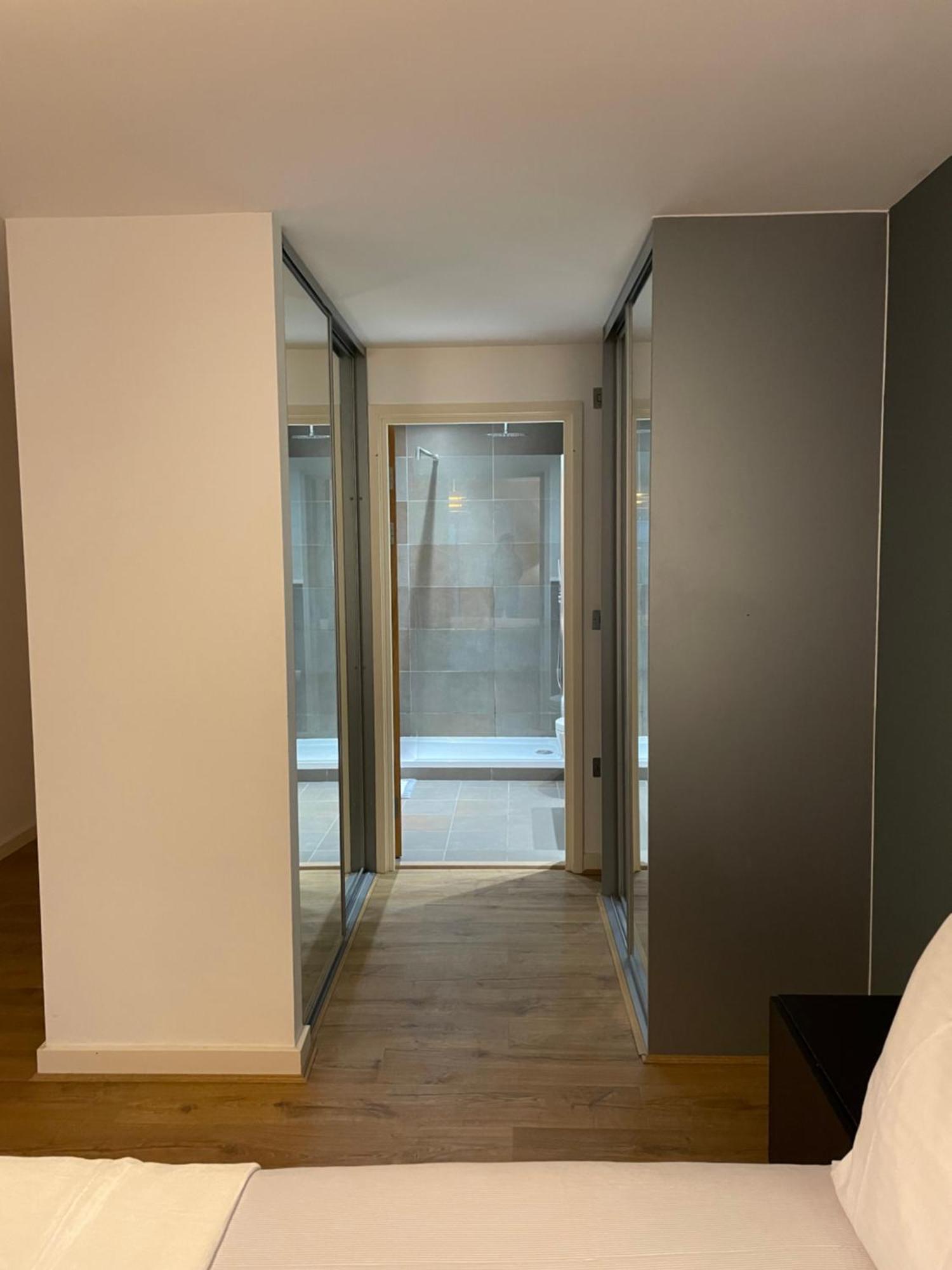 2 Bed, 2 Bath Apartment In Guildford Town Centre With Parking! Luaran gambar