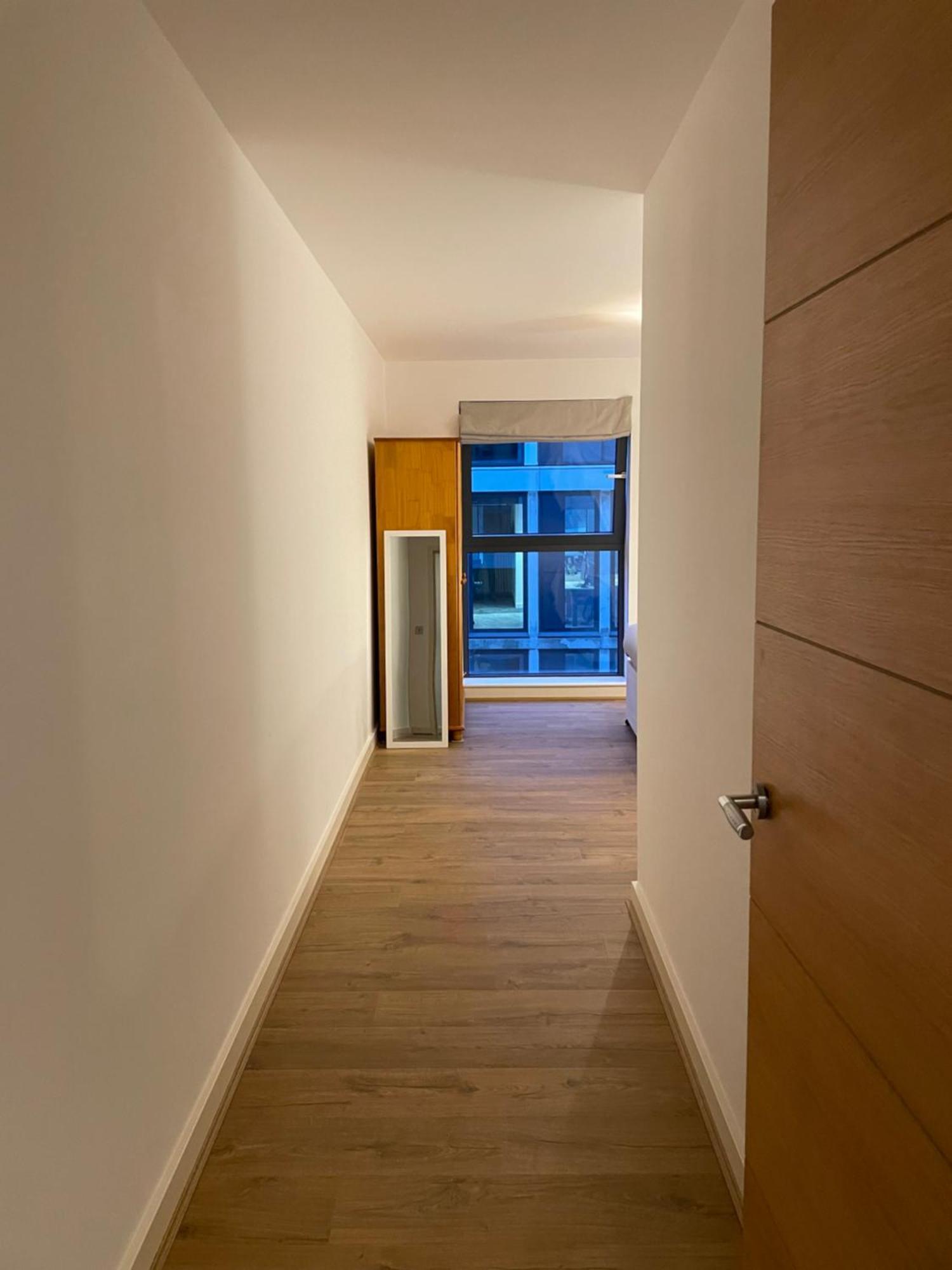 2 Bed, 2 Bath Apartment In Guildford Town Centre With Parking! Luaran gambar