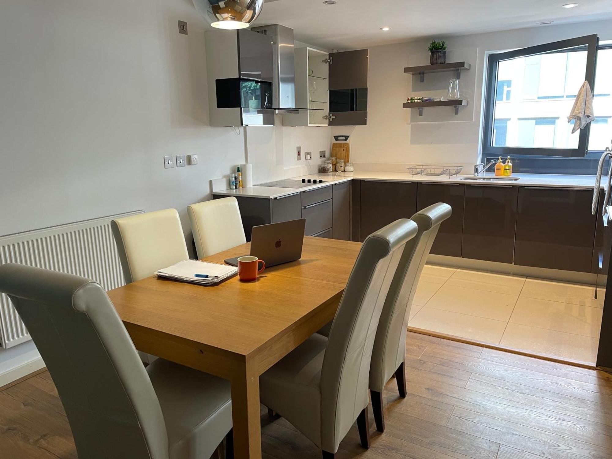 2 Bed, 2 Bath Apartment In Guildford Town Centre With Parking! Luaran gambar