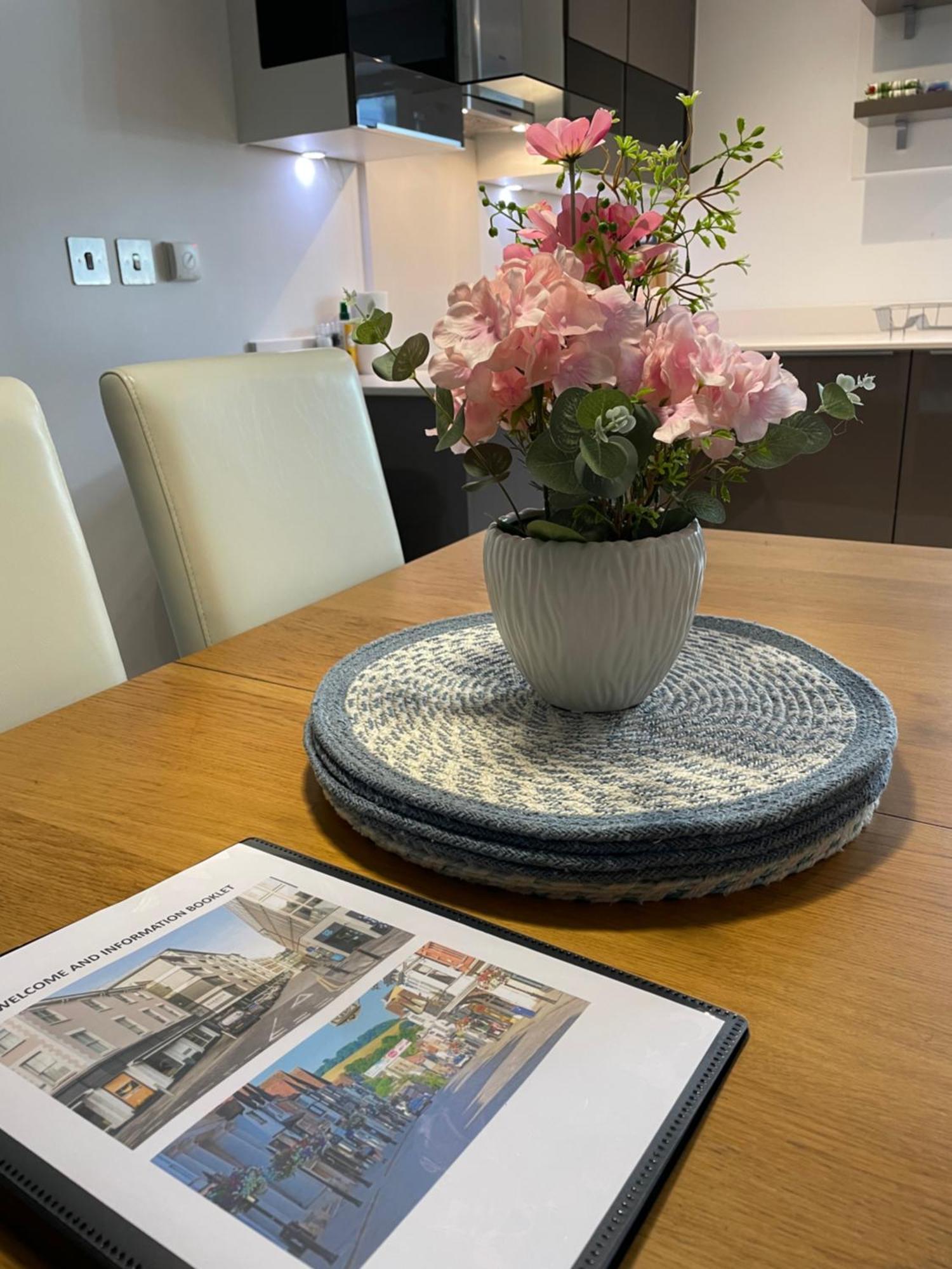 2 Bed, 2 Bath Apartment In Guildford Town Centre With Parking! Luaran gambar