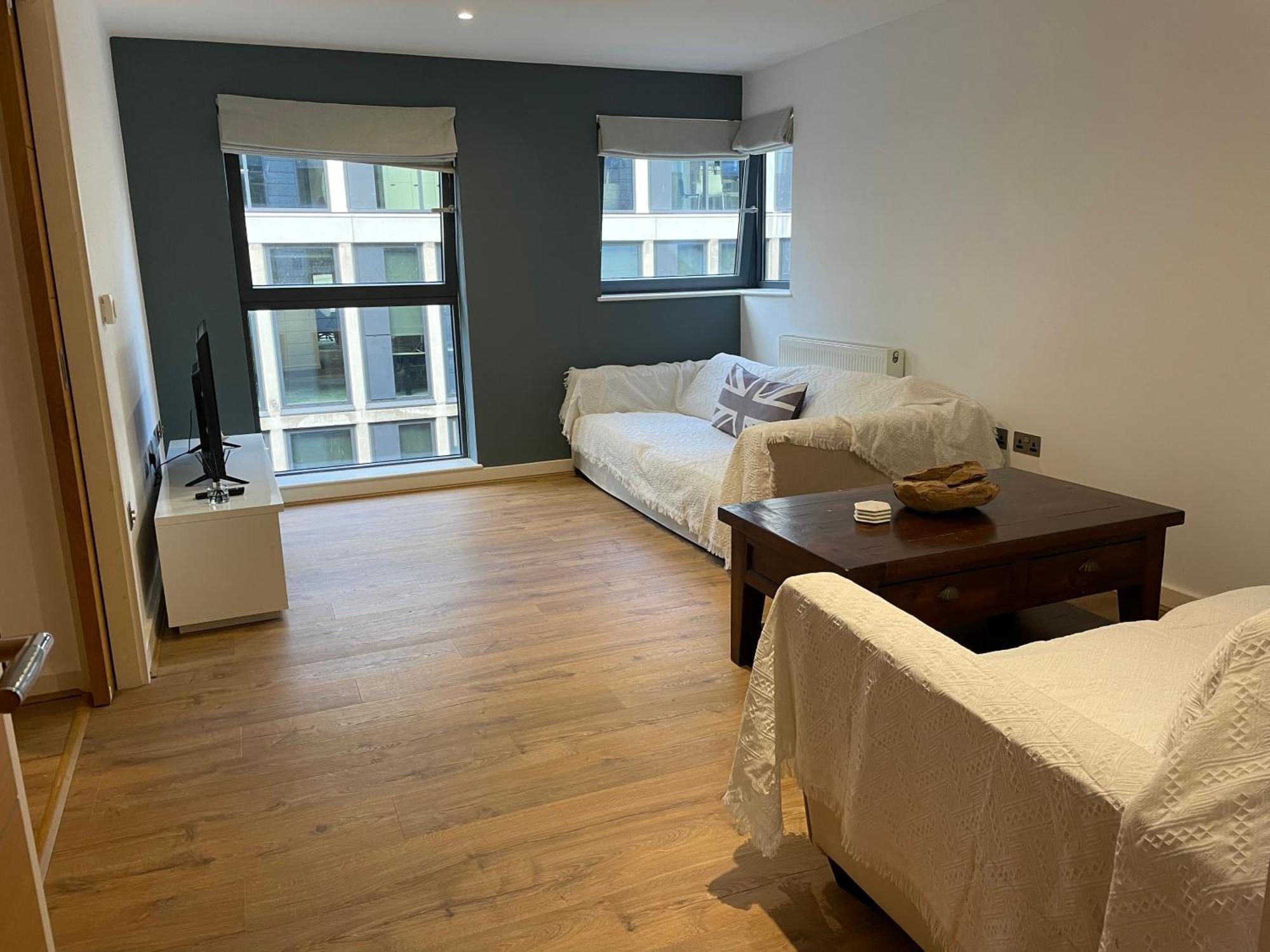 2 Bed, 2 Bath Apartment In Guildford Town Centre With Parking! Luaran gambar