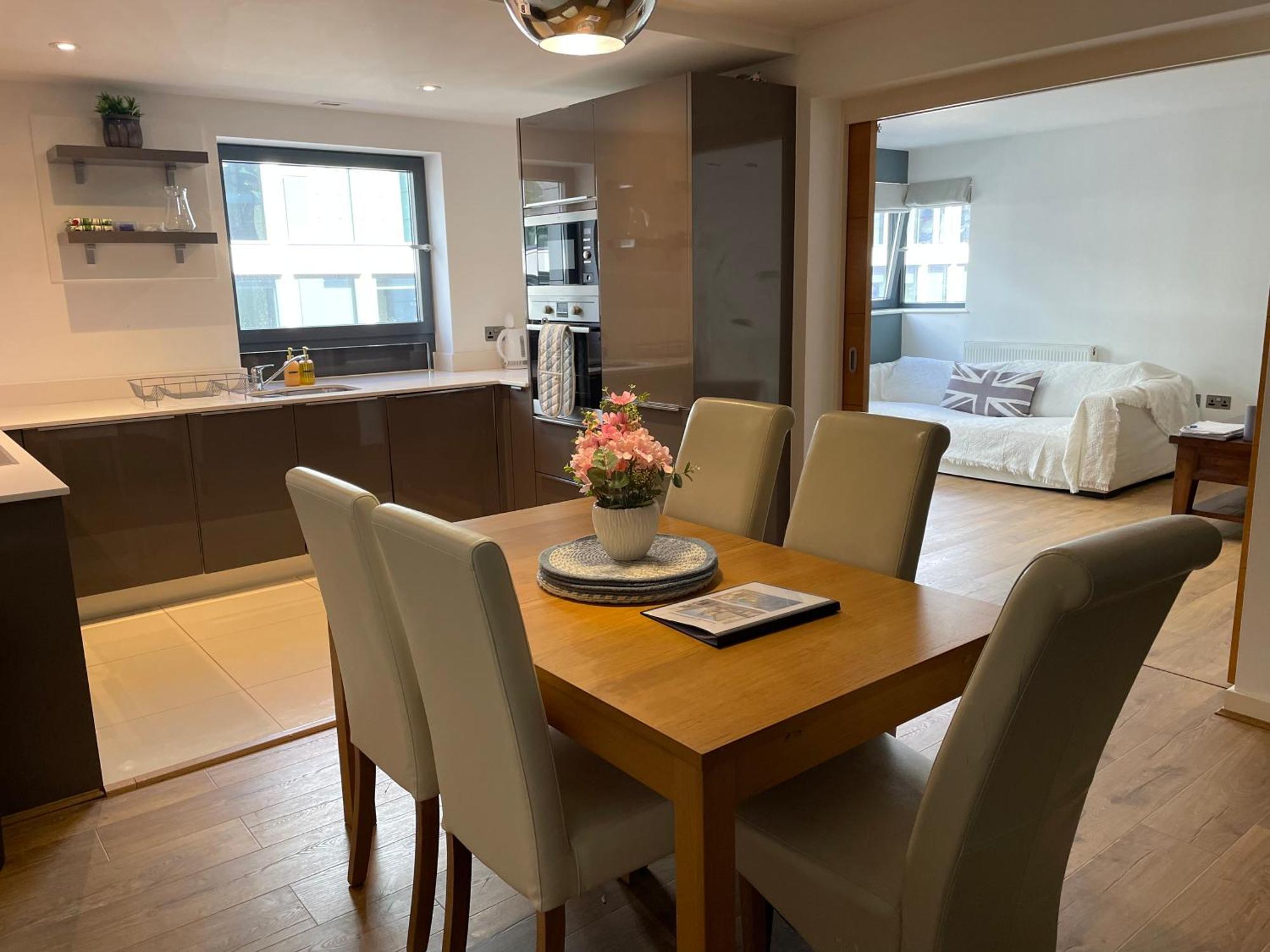 2 Bed, 2 Bath Apartment In Guildford Town Centre With Parking! Luaran gambar