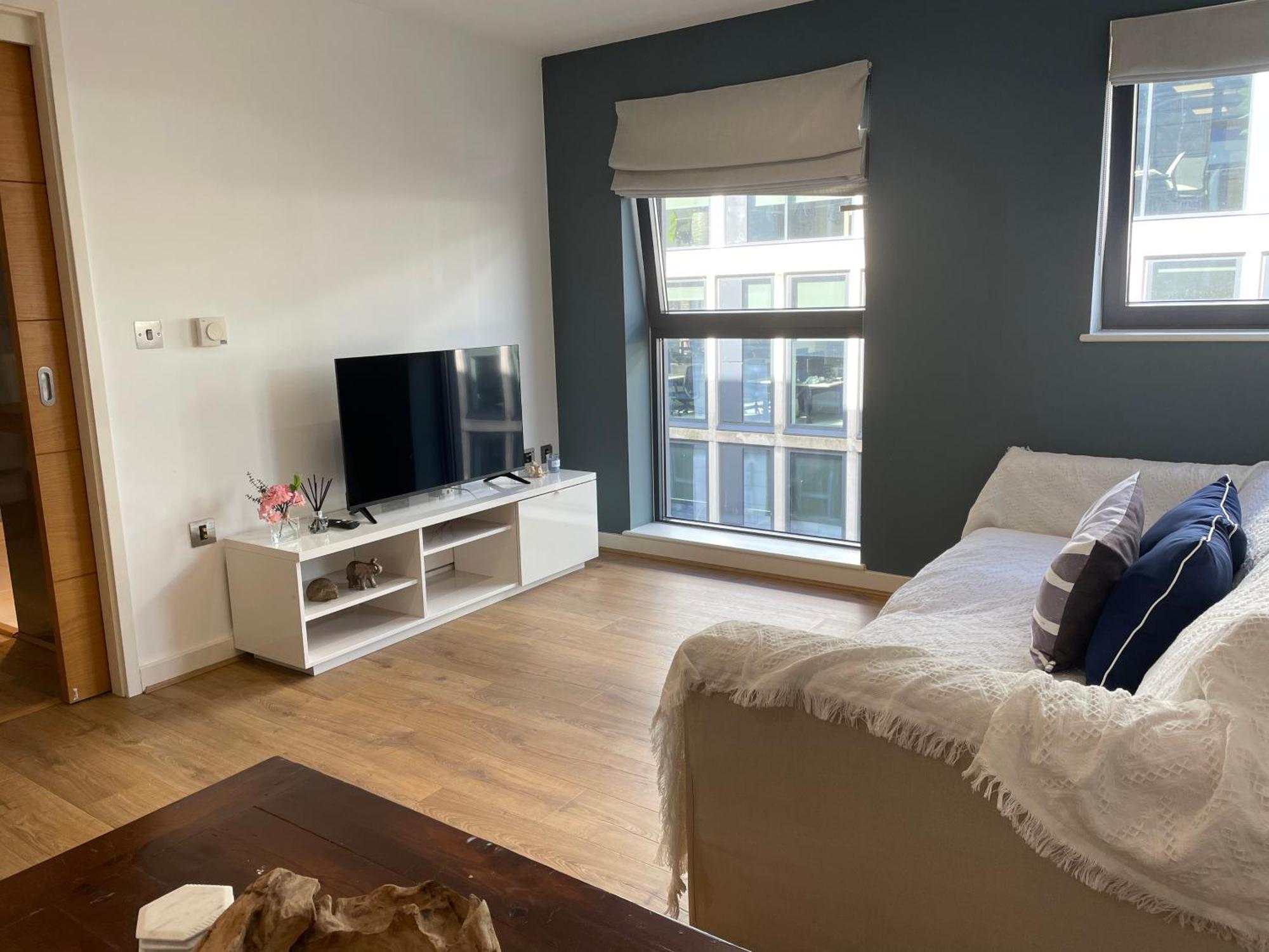 2 Bed, 2 Bath Apartment In Guildford Town Centre With Parking! Luaran gambar