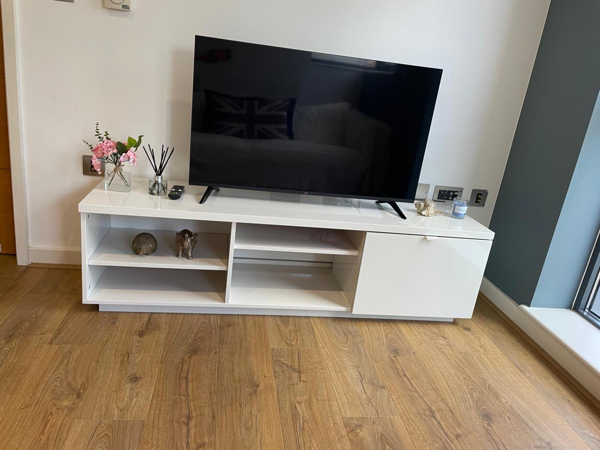 2 Bed, 2 Bath Apartment In Guildford Town Centre With Parking! Luaran gambar