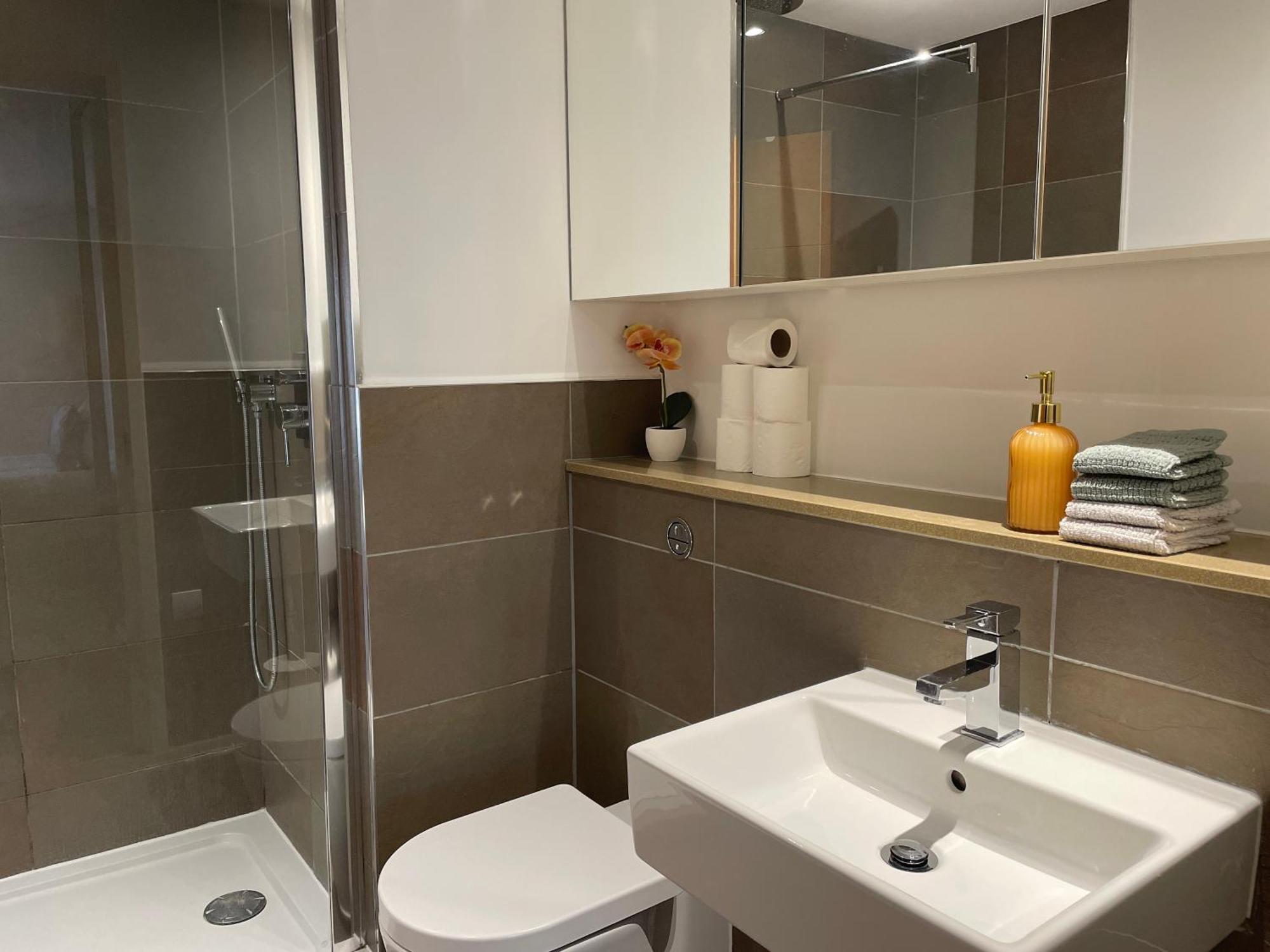 2 Bed, 2 Bath Apartment In Guildford Town Centre With Parking! Luaran gambar