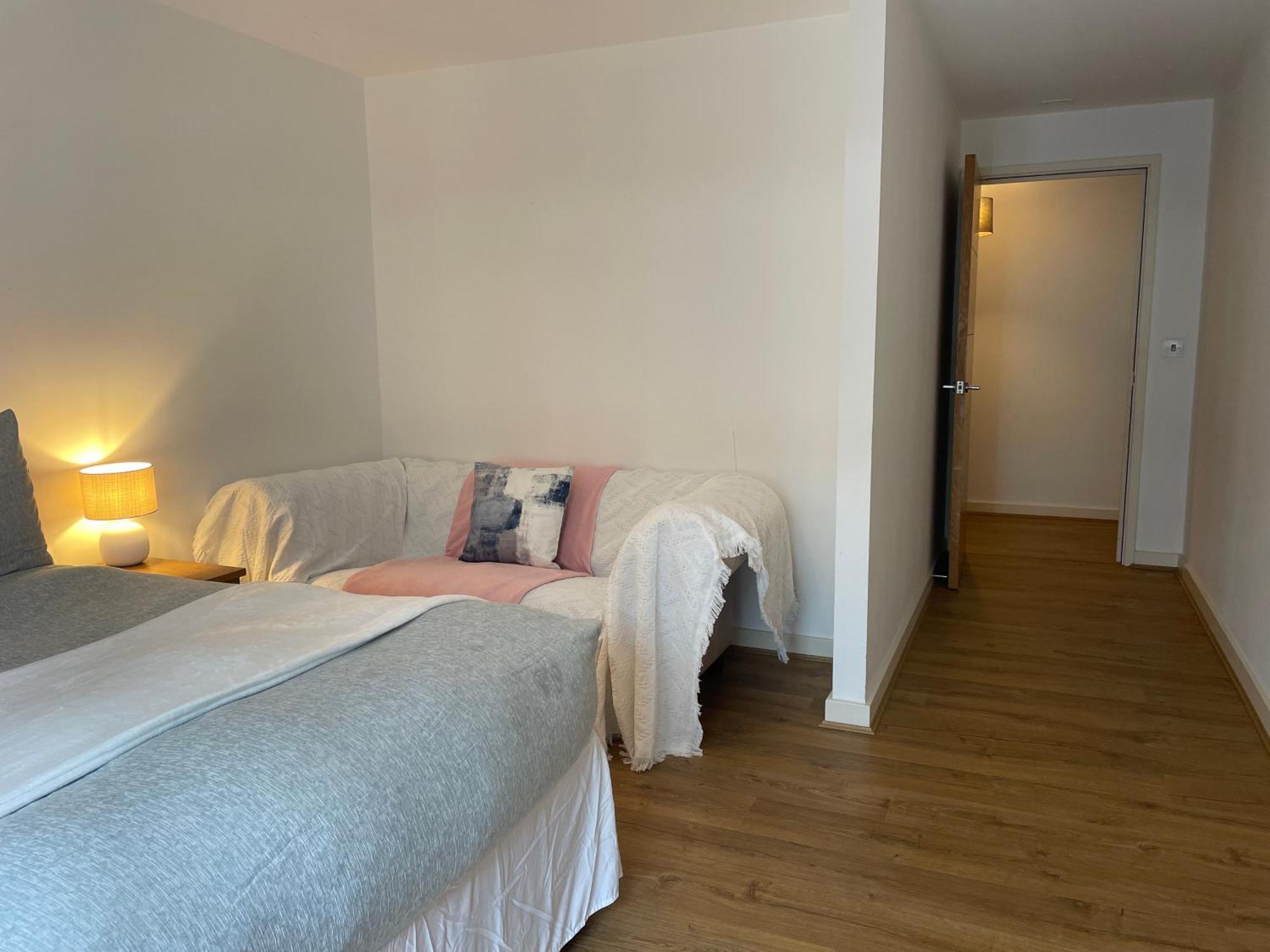 2 Bed, 2 Bath Apartment In Guildford Town Centre With Parking! Luaran gambar