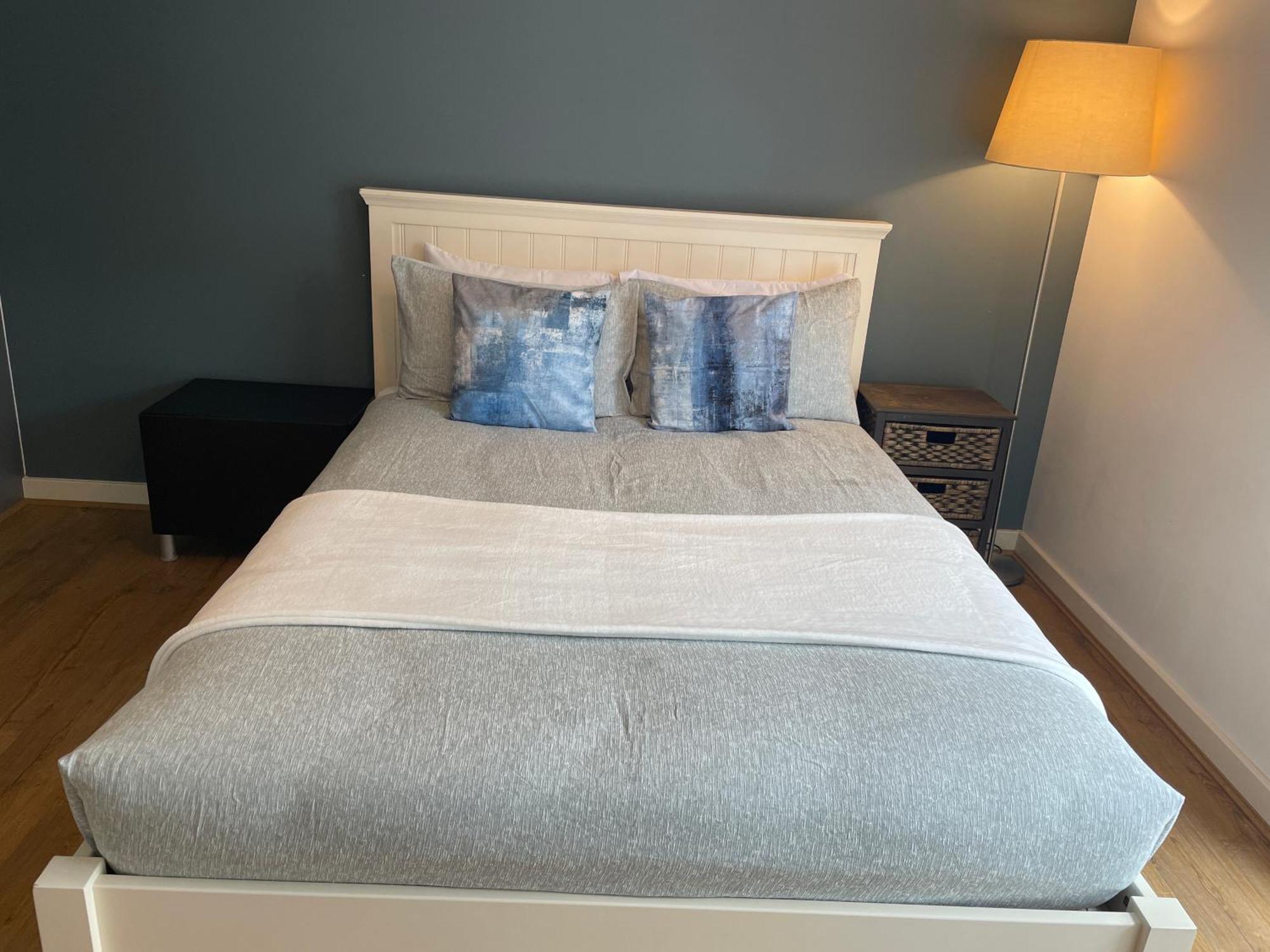 2 Bed, 2 Bath Apartment In Guildford Town Centre With Parking! Luaran gambar