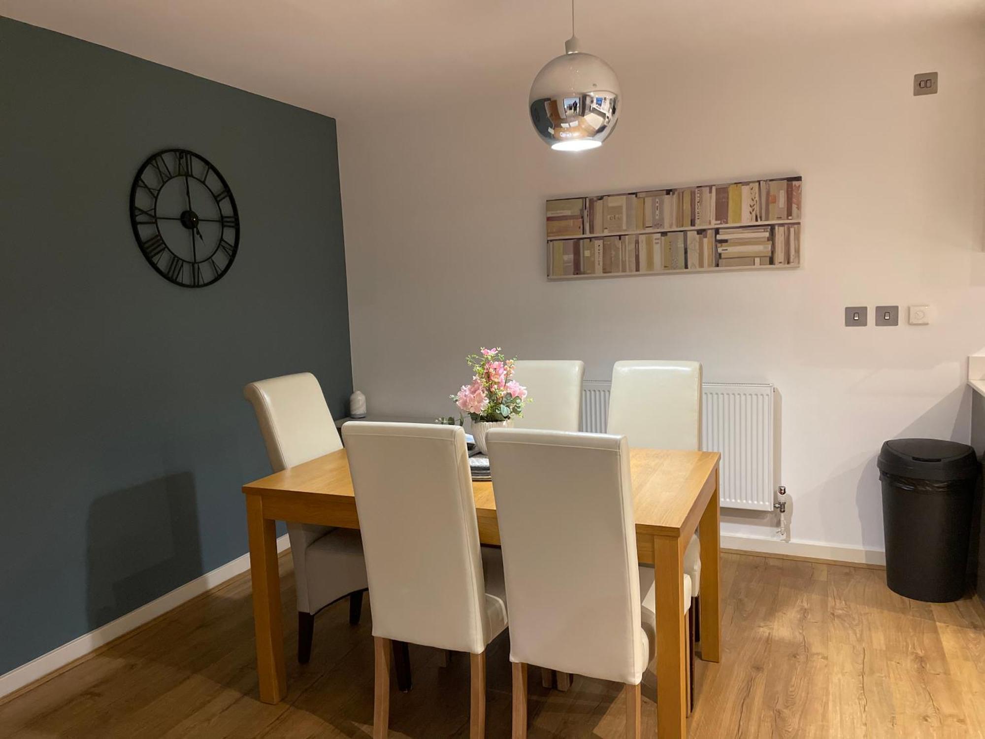2 Bed, 2 Bath Apartment In Guildford Town Centre With Parking! Luaran gambar