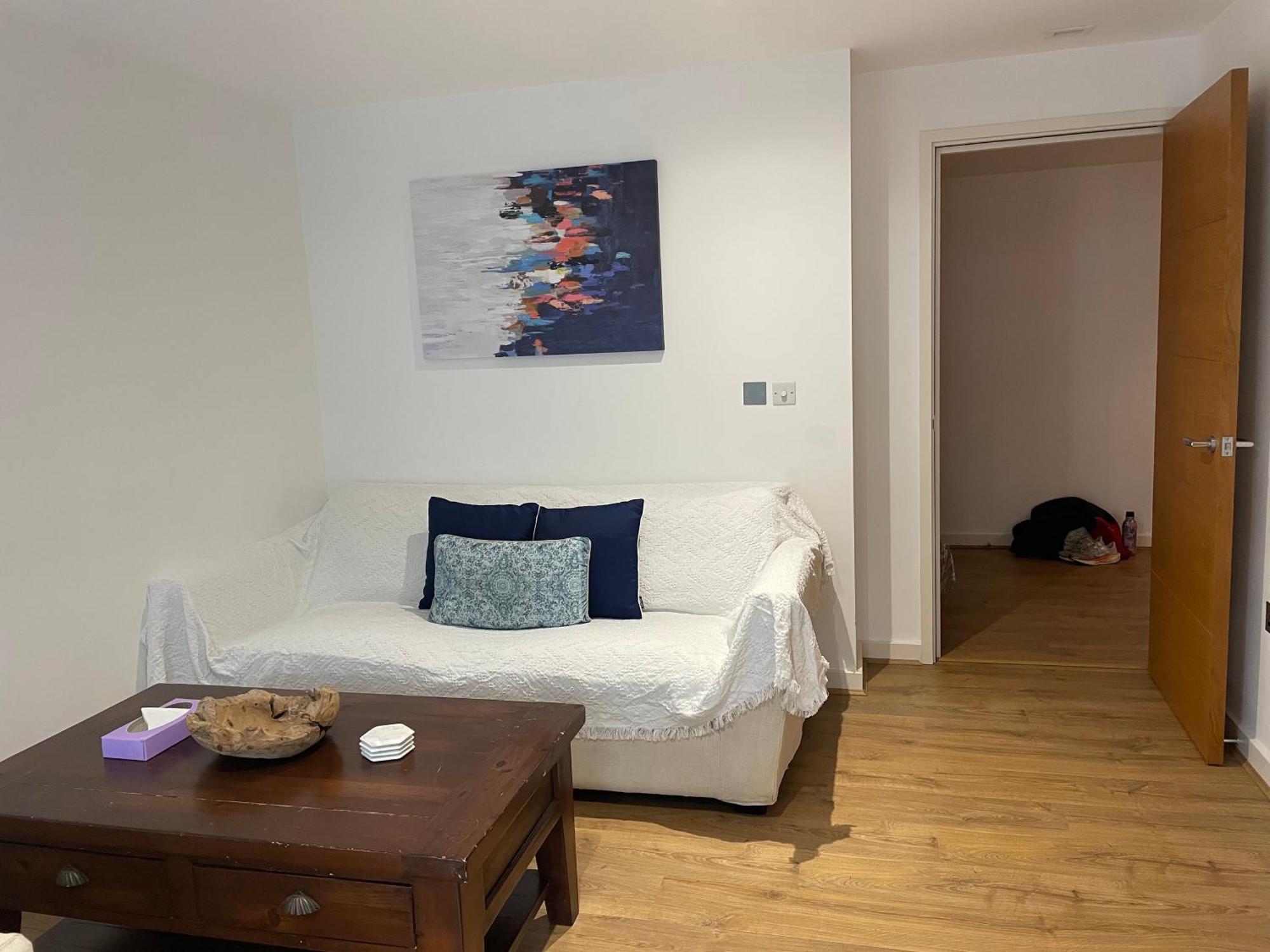 2 Bed, 2 Bath Apartment In Guildford Town Centre With Parking! Luaran gambar