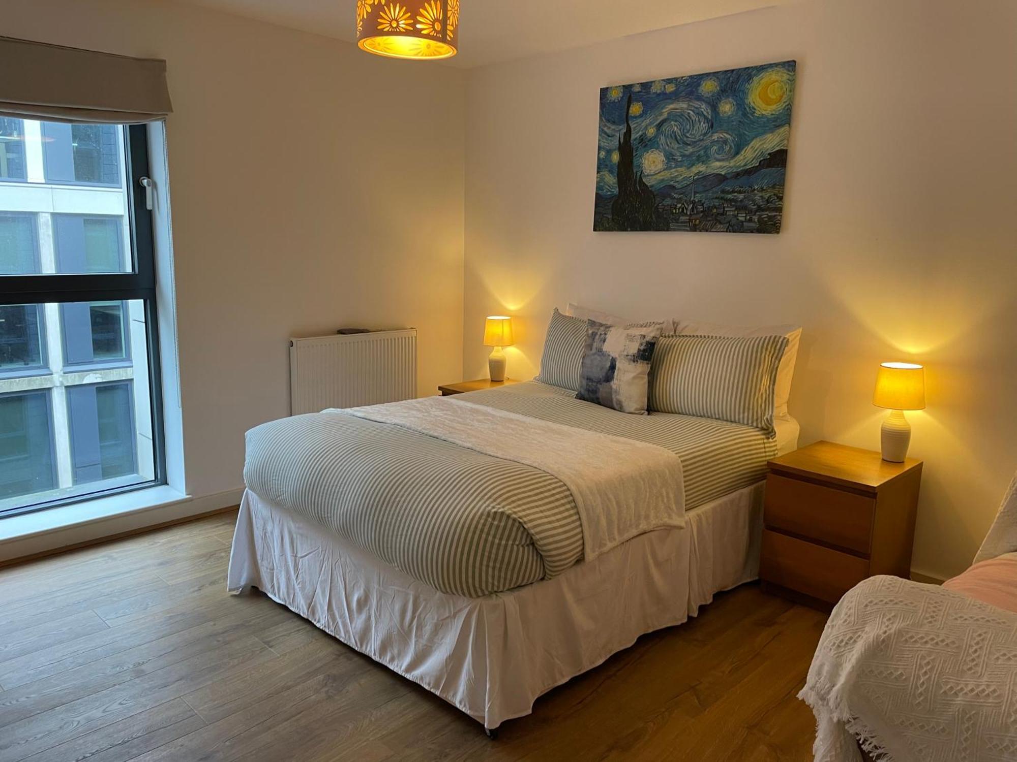 2 Bed, 2 Bath Apartment In Guildford Town Centre With Parking! Luaran gambar